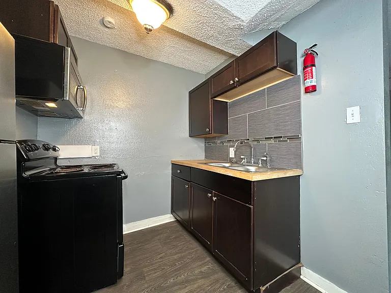 1106 Esplanade St #2 — Photo 2