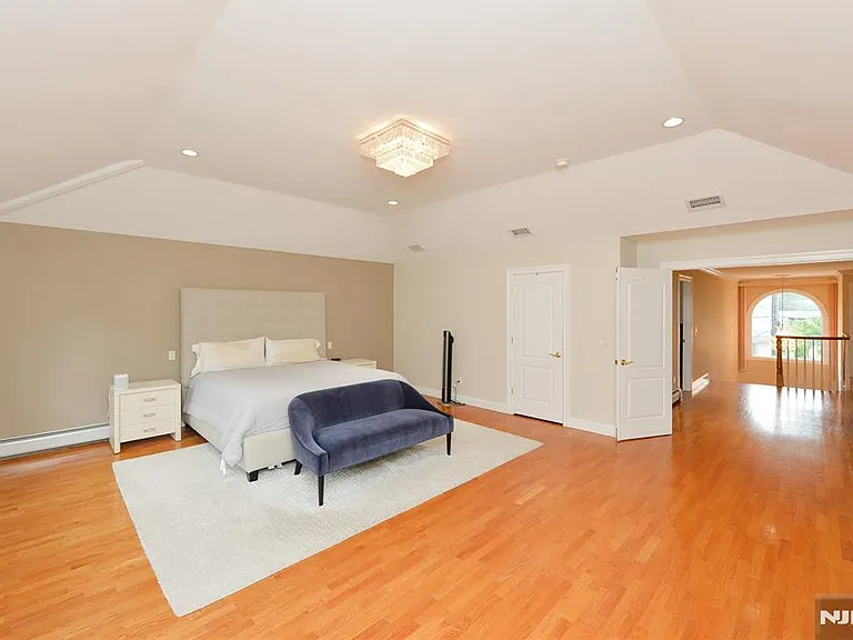 1056 Edgewood Ln — Photo 19