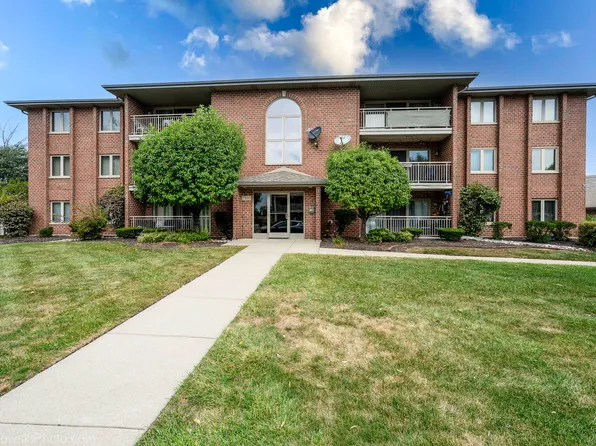 7800 W 89th St APT 204, Hickory Hills, IL 60457