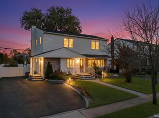 59 Andover Ln, Hicksville, NY 11801