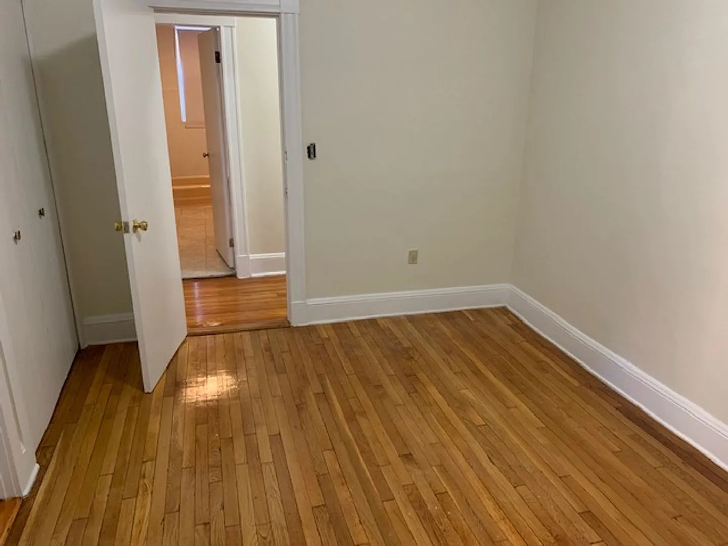 9/1 No Fee! Spacious 2BR near Washington Sq, Clev Cir! — Photo 4