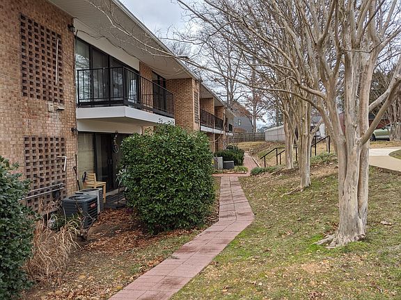 Beautiful Garden Apartment in Private Neighborhood