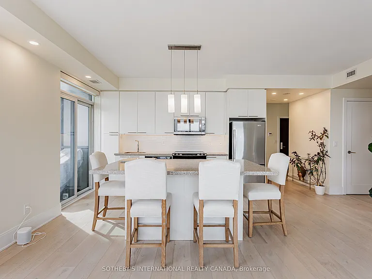 70 Roehampton Ave #2014 — Photo 13