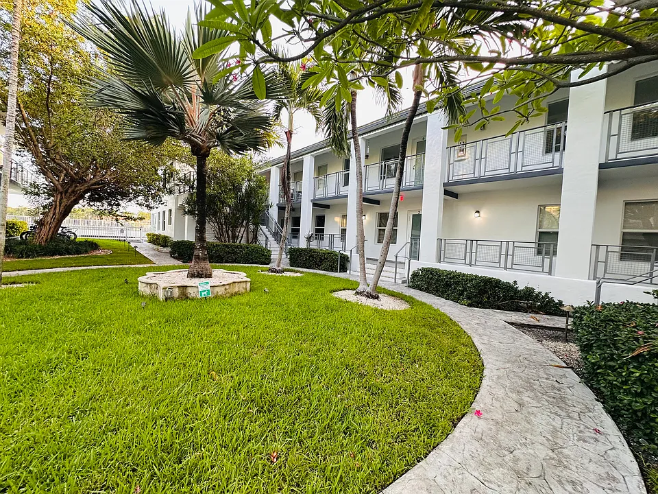944 Bay Dr #12