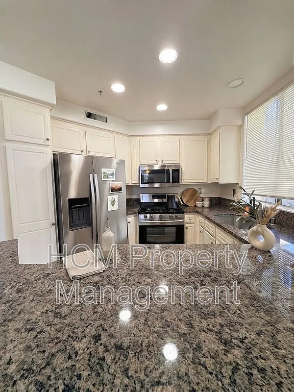 2 bed, 2.0 bath, 1053 sqft, $3,200 — Photo 4