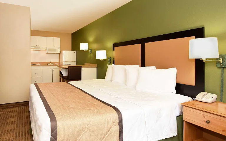 Deluxe Studio - 1 King Bed