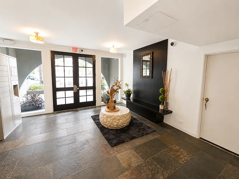 1351 N Orange Dr — Photo 18
