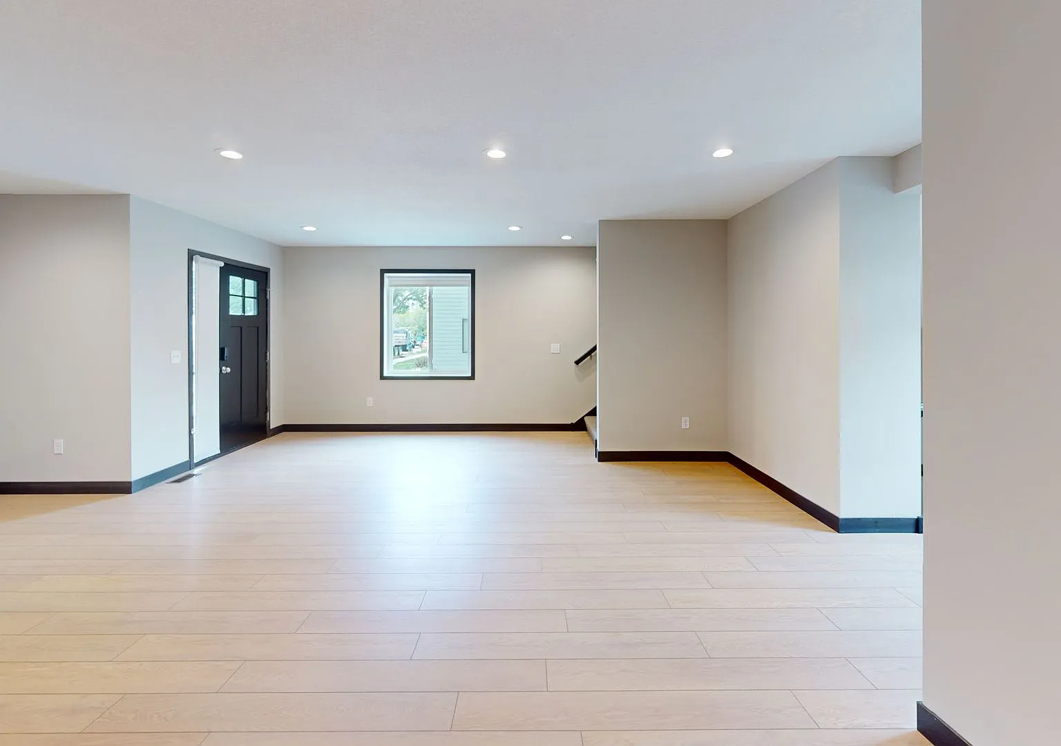 Single-Family House: 8-Beds, 4-Baths — Photo 3