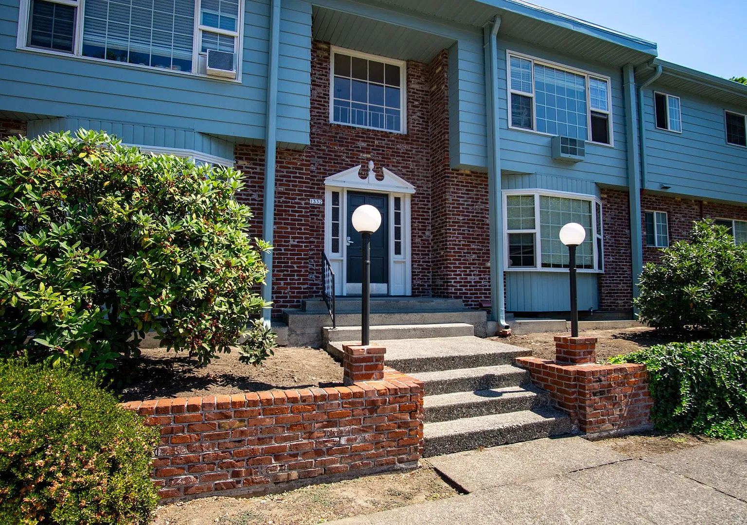 Close in NE-2 Bedroom, 1.5 Bath Ready Now! — Photo 2