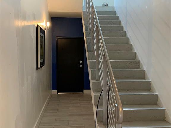 4th image of 402 SE 1st Ct #1