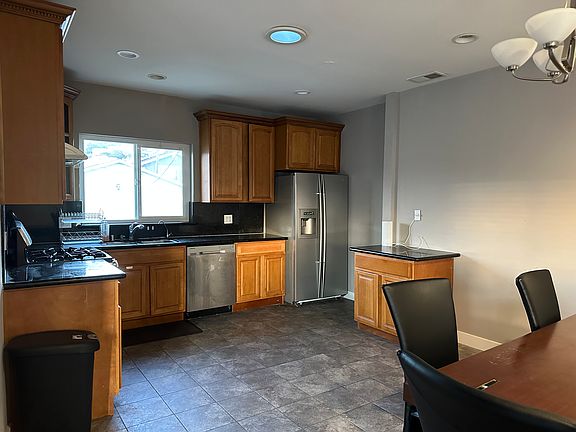 3rd image of 864 Miller Ave