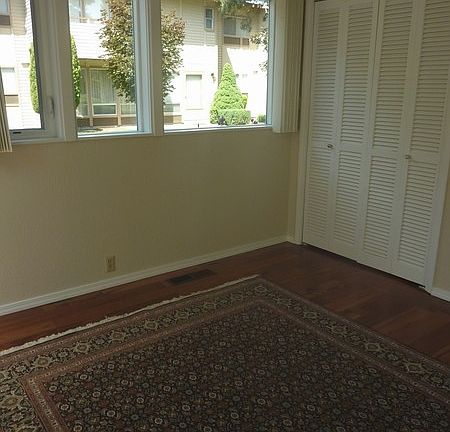 Office
						:
						Hardwood floor and closet