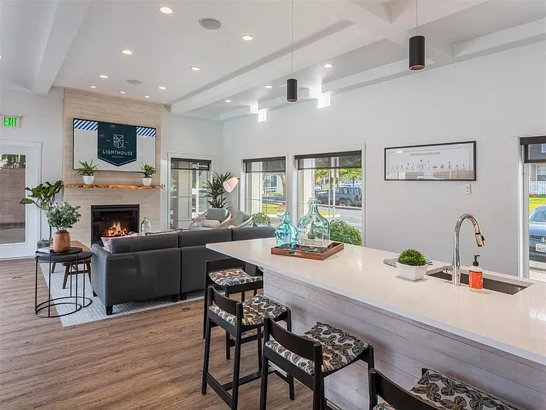 Lighthouse Apartments — Photo 14