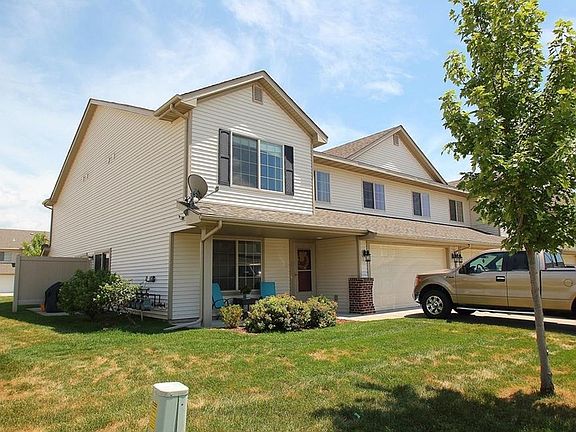 2nd image of 833 SE White Oak Ln