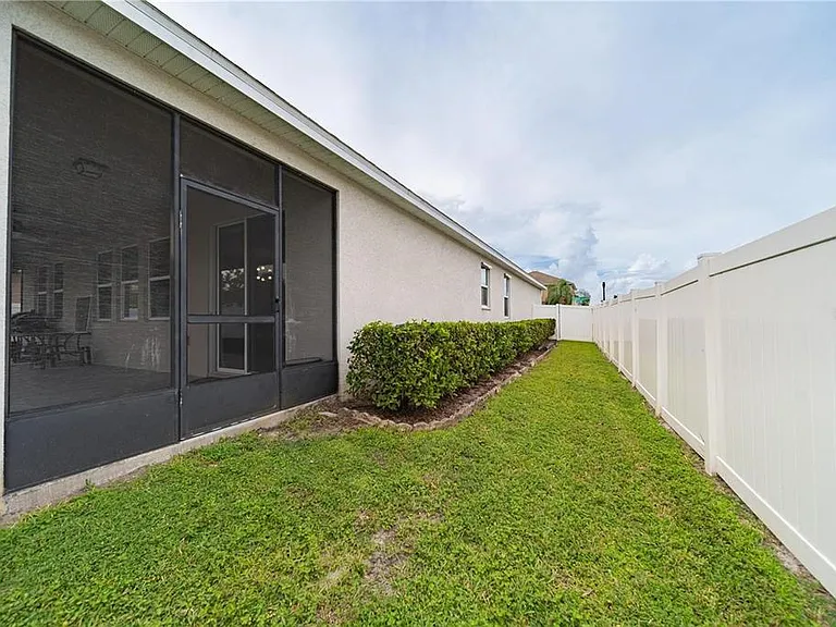 2592 Isabela Ter — Photo 44