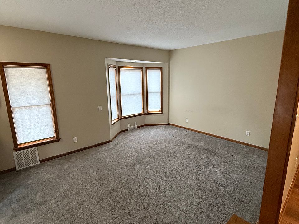 1st image of 400 Linwood Ave Rear B