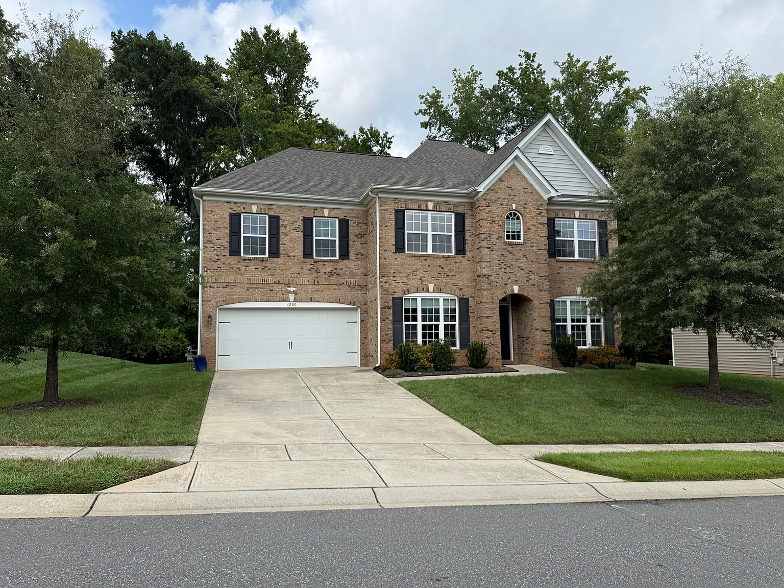 4 bed, 3417 sqft, $3,400 — Photo 2
