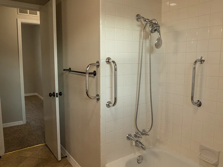 517 N Broadway — Photo 13