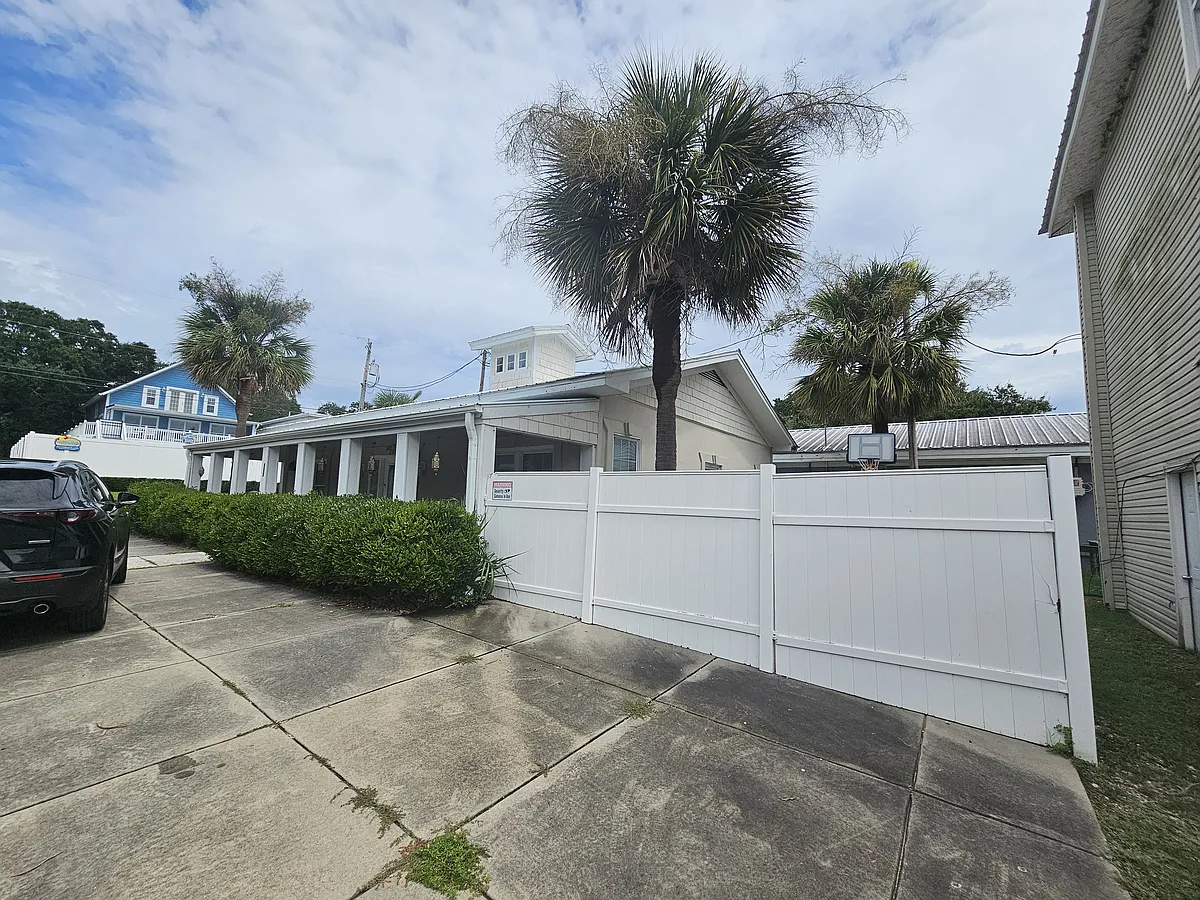 Building Photo - 112 Hillside Dr S