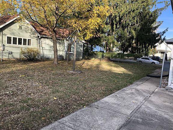 LARGE SIDE YARD - VIEW FROM BACK ENTERTAINMENT AREA