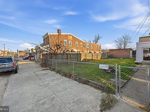 3rd image of 2047 Margaret St