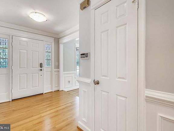 3rd image of 2 Lily Pond Ct