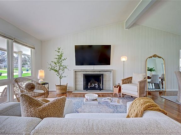 3rd image of 520 Sandalwood Dr