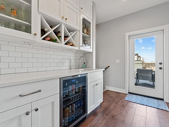 3rd image of 402 W Brackenridge St