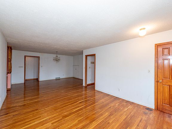5th image of 413 Old Niles Ferry Dr