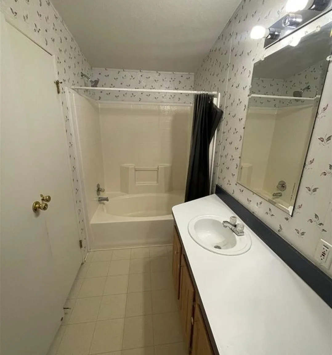 2450 E Hobson Way — Photo 2