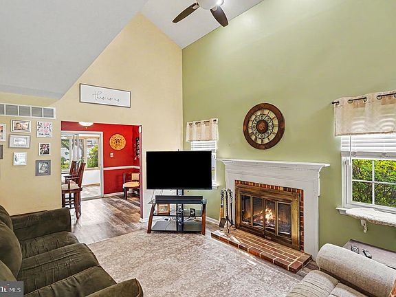 4th image of 37 Hawthorne Ave