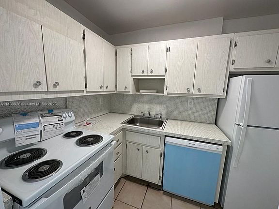 3rd image of 2899 Collins Ave APT 848