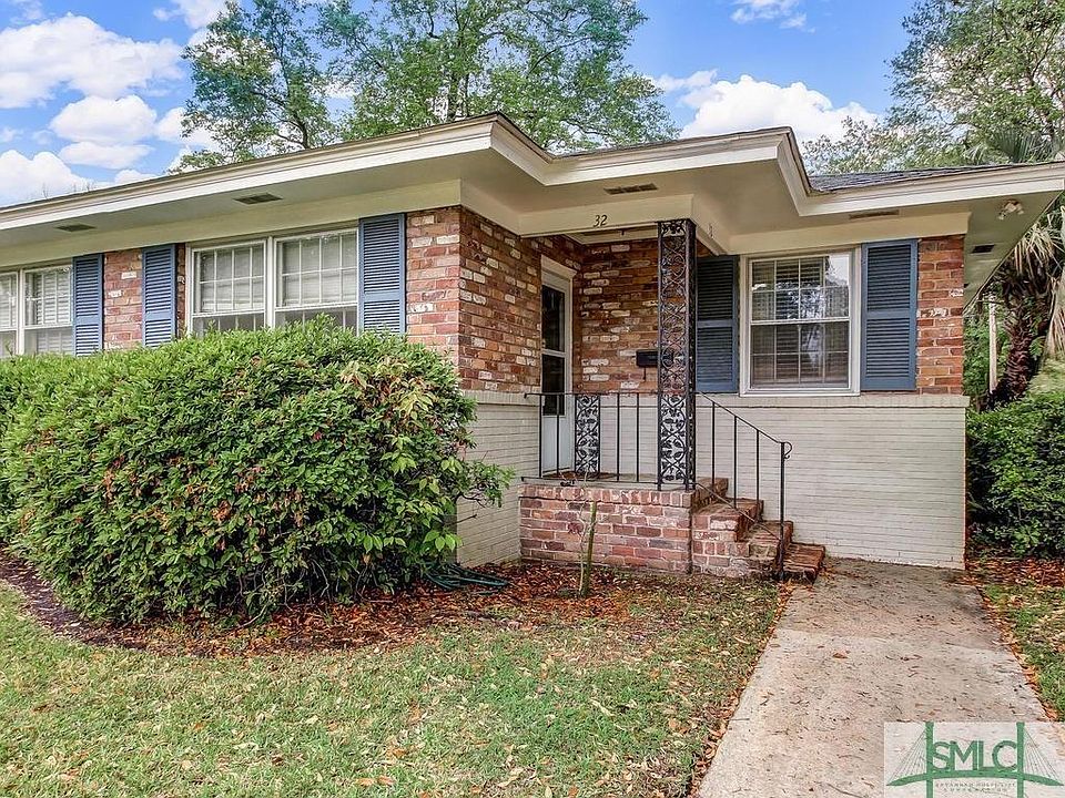 Front Yard: Private entrance.