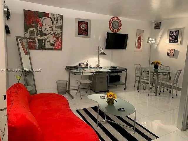 The Decoplage Condo — Photo 3