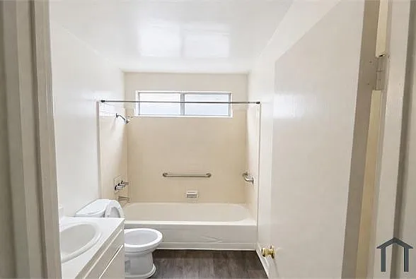 601 W 80th St #18 — Photo 3