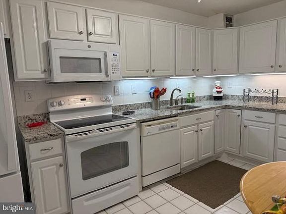 3rd image of 205 Yoakum Pkwy Unit 319