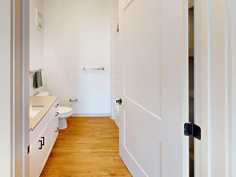 Abram II Bathroom Abram II Bathroom