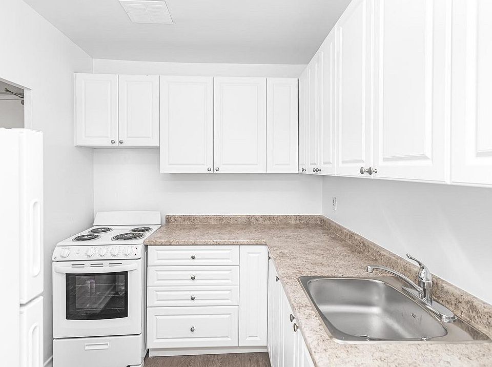 1st image of 240 Mohawk Rd E #1512096