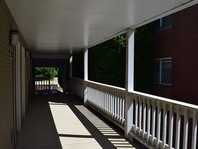 507 W Green St — Photo 4