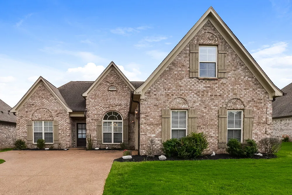 4 bed, 2.0 bath, 2002 sqft, $2,330 — Photo 1