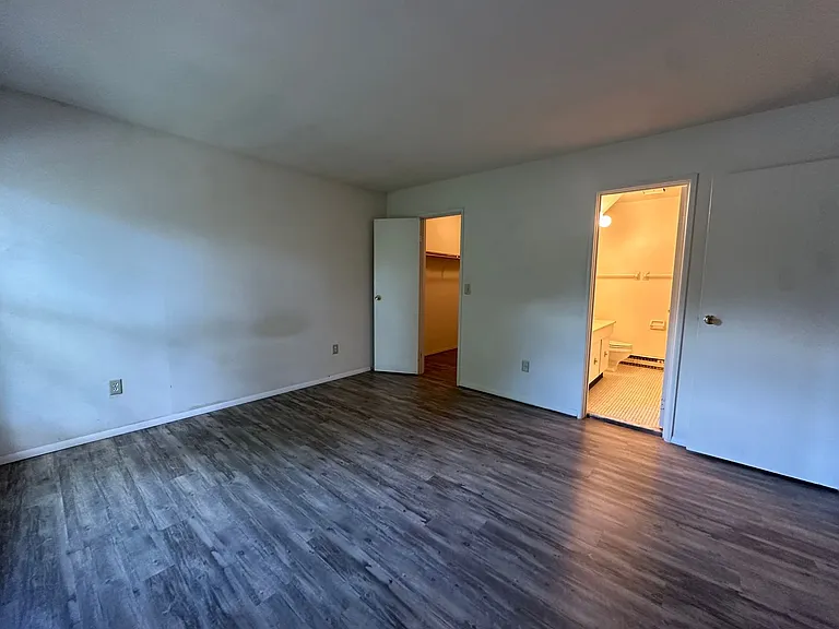 University Park Apartments near Cornell University — Photo 555