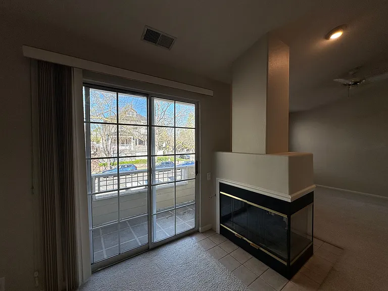 2 Bedroom, 2 Bathroom Townhouse with Attached Garage and Washer/Dryer Hookups! — Photo 5