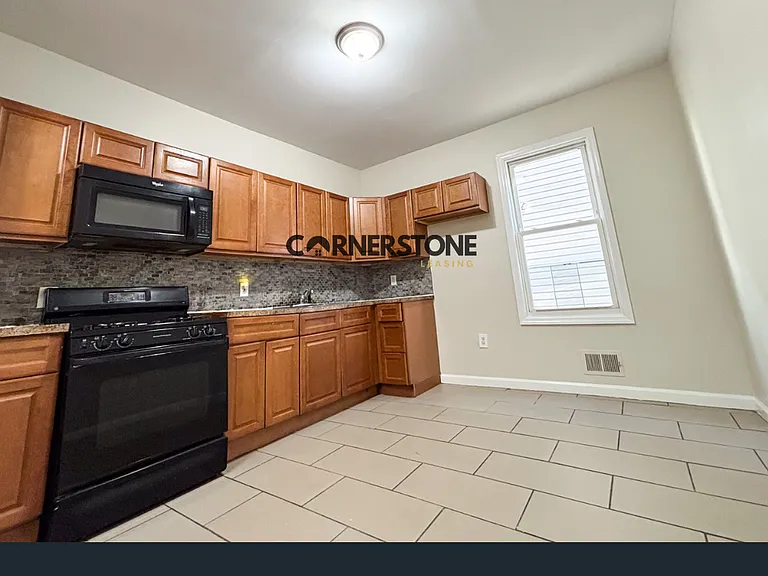 828 S 16th St — Photo 7