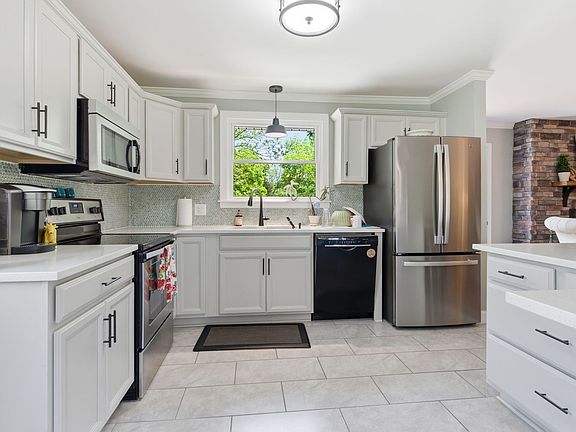 4th image of 141 Maple Dr