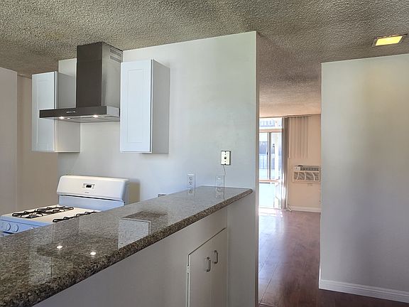 2nd image of 477 S El Molino Ave APT 7