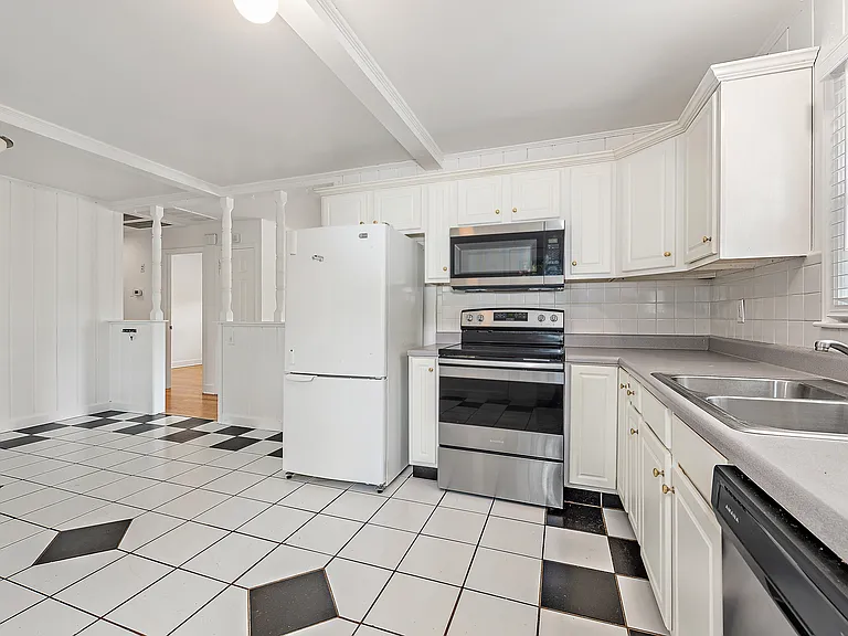 1129 Eastview Dr — Photo 19