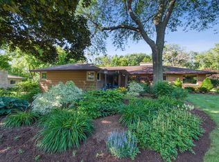 155 W Bergen Dr, Fox Pt, WI 53217