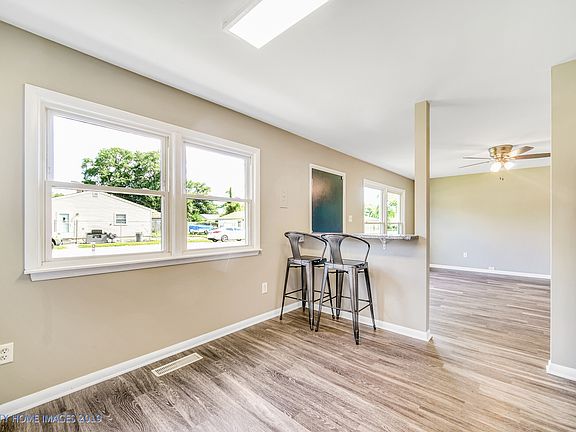 3rd image of 3838 Robinhood Ln