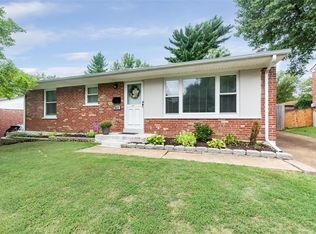 821 Manitou Dr, Saint Louis, MO 63119