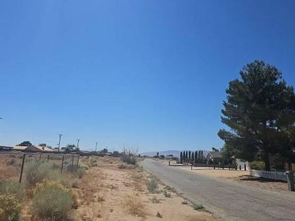 Exterior Neighborhood (street photo)